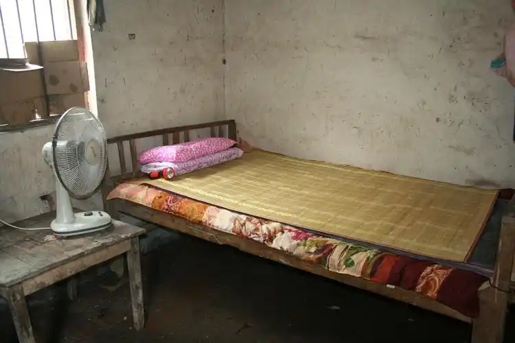 低保贫困户  黎明照家