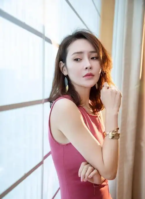 演员于明加相亲相来一个富豪老公结婚12年零绯闻