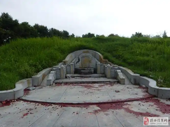 彭氏何婆墓2006年重修后正面