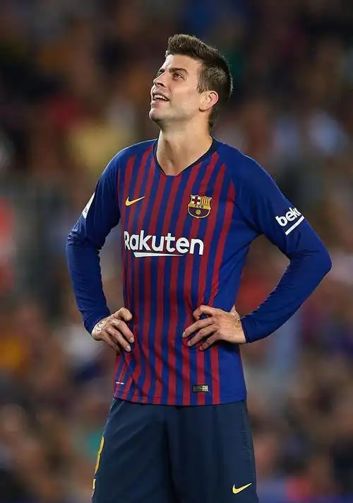 足球界的快乐源泉——杰拉德·皮克了解一下(时隔八年五指山.