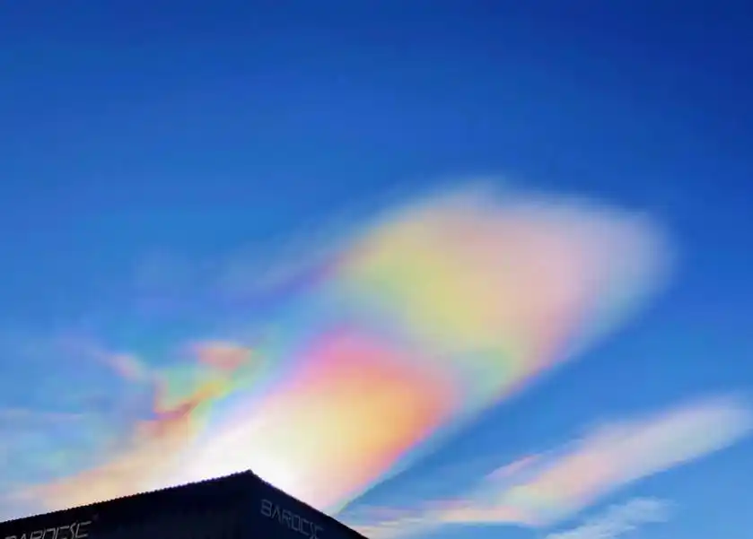 据自然科学领域人士消息显示这是日华混杂虹彩云,呈现惊艳的视觉画面.