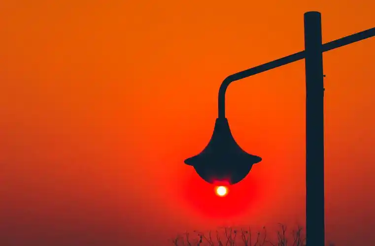 夕阳路灯