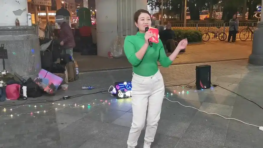 街头女歌手芯仪演唱《红尘情歌》歌声动听,舞姿美妙,粉丝围观