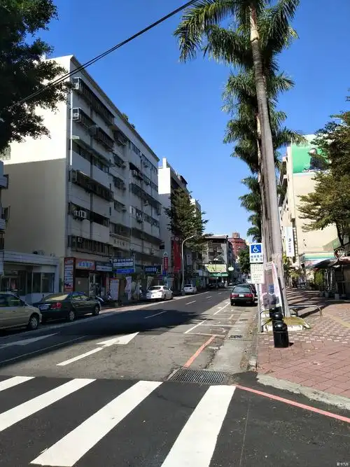 这种小路口摩托车都会红灯停绿灯行,所以汽车过路口都不减速