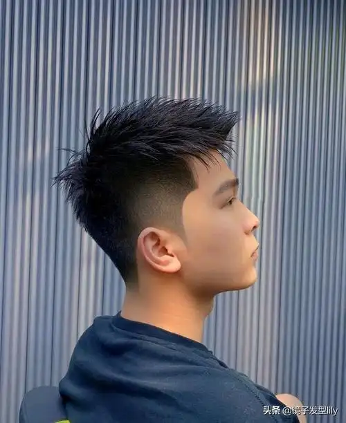 发型男2020潮流图片(16款发型为你演绎)(4)