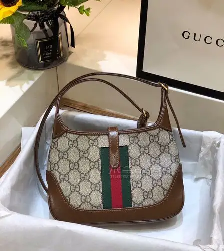 gucci古驰20秋冬新款1961 jackie帆布老花腋下包637092模特上身图
