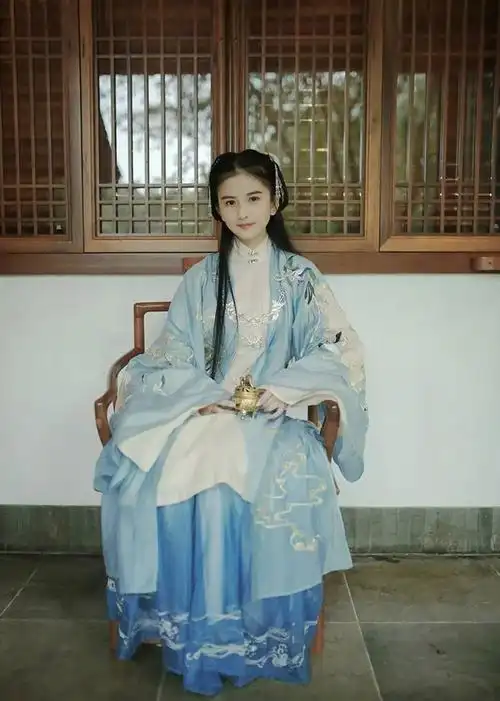 漫画家夏达身穿飘逸汉服灵气动人