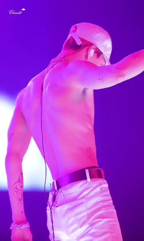 金钟仁完美的倒三角身材,满满的男性荷尔蒙