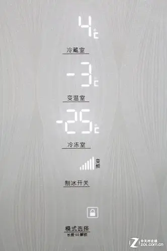 在外观方面,这款海信冰箱采用了纯白色的钢化玻璃面板,整体的风格偏向