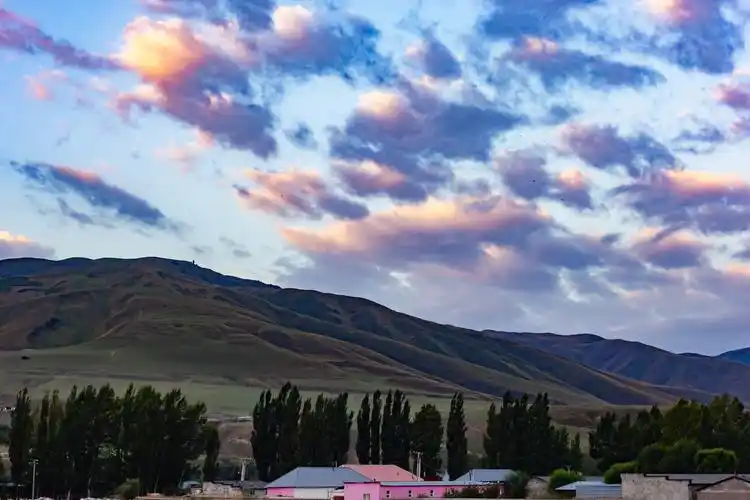 新疆美景那拉提小镇早晨之一