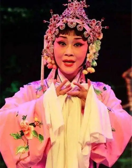 她是曲剧表演艺术家,扮相俏丽俊美,获"河南曲剧十大名旦"奖!