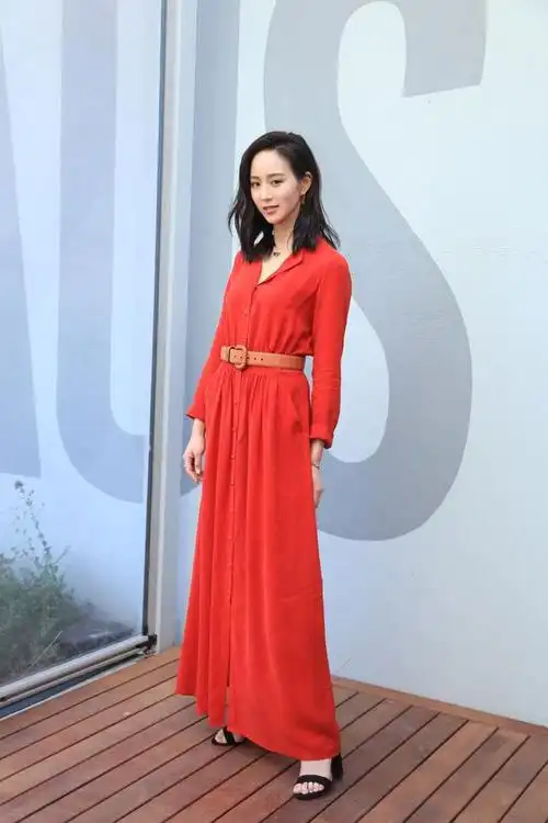 霍思燕的身材在嫂子界拔尖穿红色吊带连衣裙高挑纤瘦气质全开