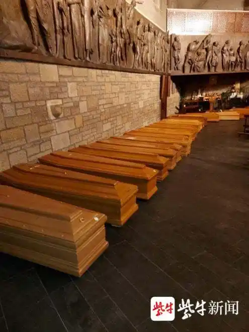 堆积在教堂内的新冠肺炎死者棺材