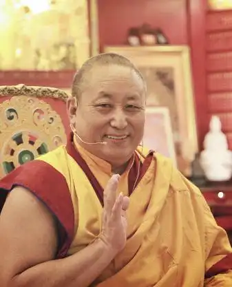 堪布苏南嘉措仁波切生於1952年西藏康地的棍卓,1959年中共窃据西藏,他