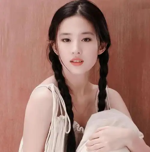 刘亦菲香港海洋公园被偶遇,素颜状态超好,整个人仙气飘飘_魅力_照片