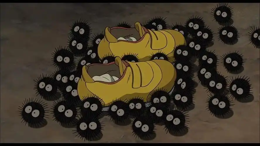 《千与千寻》中的煤球(又称:灰尘精灵)曾在《龙猫》动画中登场,数量