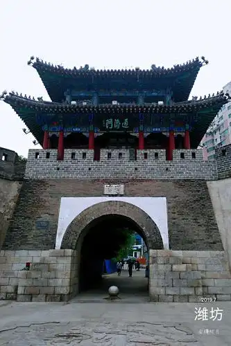 离开潍县战役胜利纪念碑,我又去寻访古城墙和古炮台.