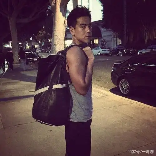 训练结束的彭于晏,背着运动背包,运动背心,运动裤,时尚男人的标配