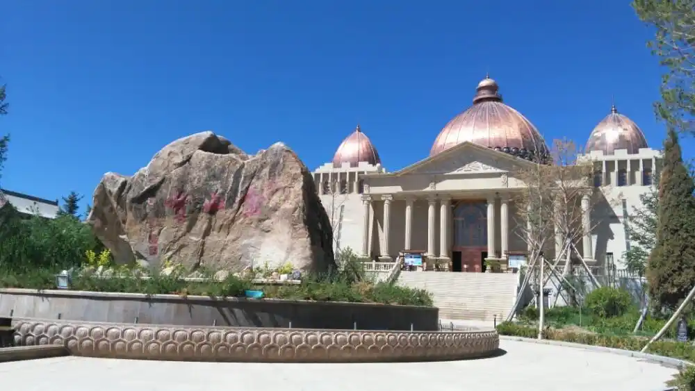 骊靬古城景区分为金山寺(骊靬古城)和骊靬遗址两部分,在金昌市区可以