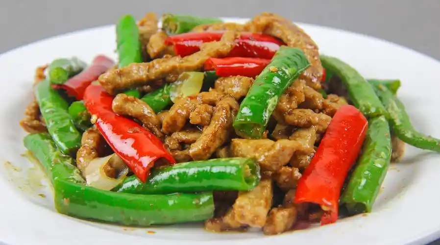 厨师长教你如何制作杭椒牛柳,鲜嫩多汁又入味,腌制才是关键_青线椒