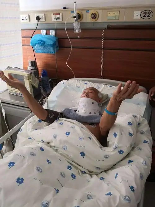 今日患者由重症监护室返回病房,生命体征平稳,四肢活动好.