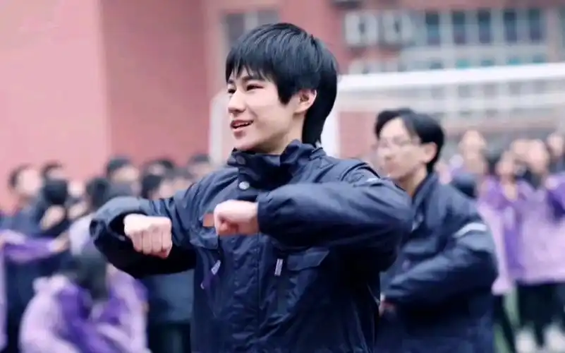 张真源重庆巴蜀中学男高中生献唱校园感十足