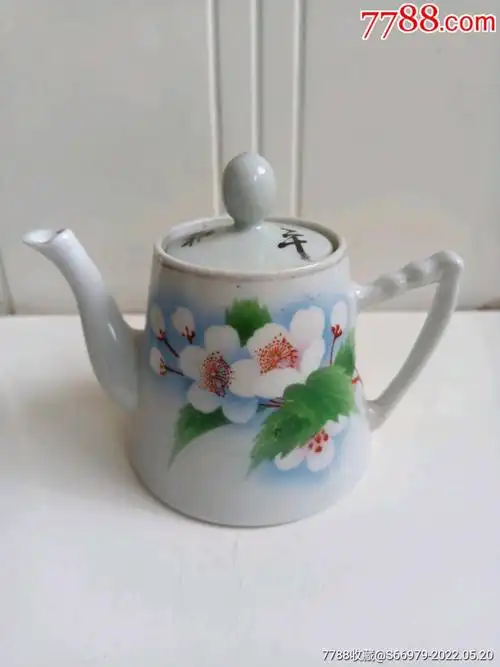 民国手绘五彩花卉马蹄壶