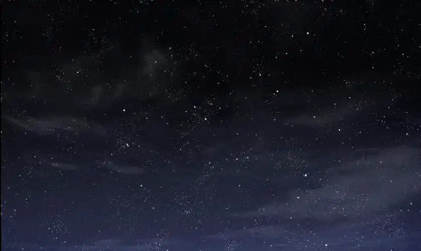 夜晚天空与白色和灰色的云彩