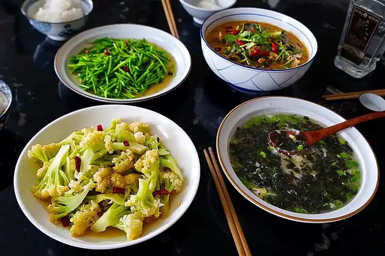 一家人练厨艺,做了一桌午餐,晒到朋友圈火了,网友:有年味了