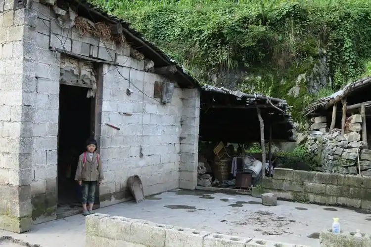 在贵州省大方县,一位贫困山区的小女孩儿,属于她的家,以及,属于她的