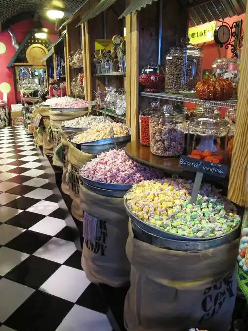 童话世界一般的糖果店.所有小孩到这里都会走不动吧!