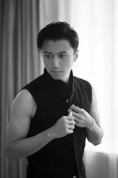 谢霆锋微博电影之夜后台花絮照曝光硬朗型男帅气依旧