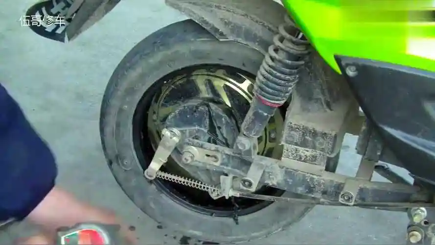 快速拆电动车后轮电机方法你见过这样快的拆法吗
