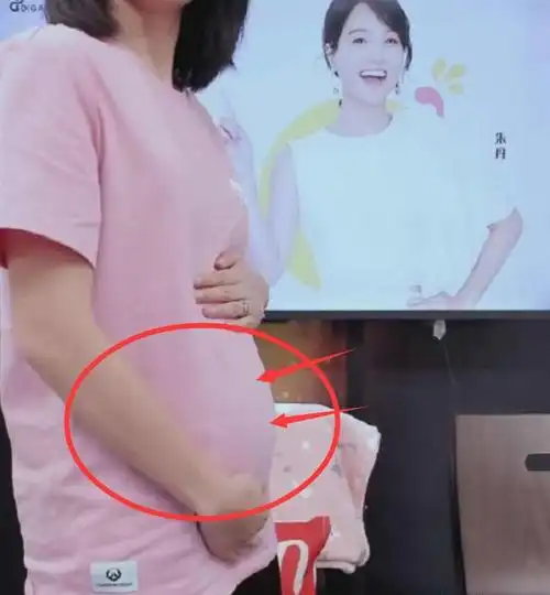 没等到唐嫣官宣生宝宝却有38岁女星官宣二胎直播时大方露孕肚