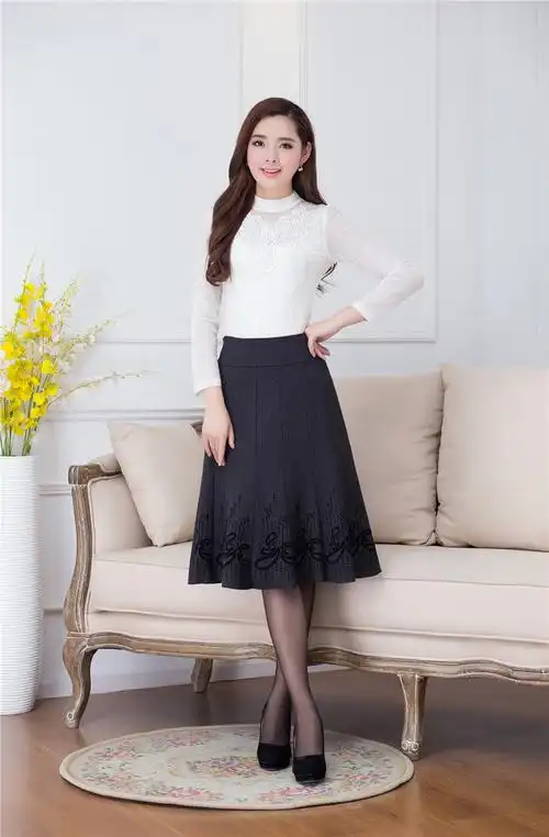 50岁新款秋冬中老年女士中裙妈妈秋冬季植绒花裙子广场款跳舞裙半身裙