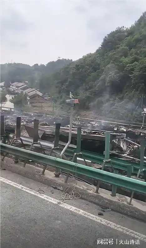 网传京昆高速汉宁段发生多车连环相撞起火,燃烧得面目全非|车祸|挂车