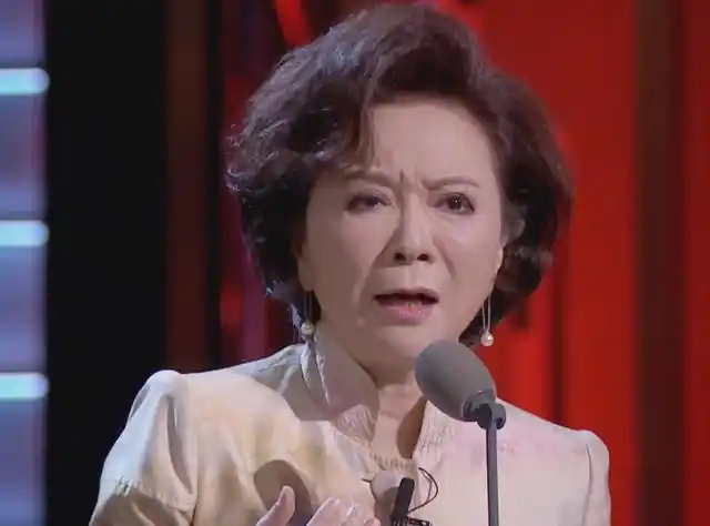 57岁蔡明上《吐槽大会》,脸部僵硬不敢大笑,男人装造型引热议