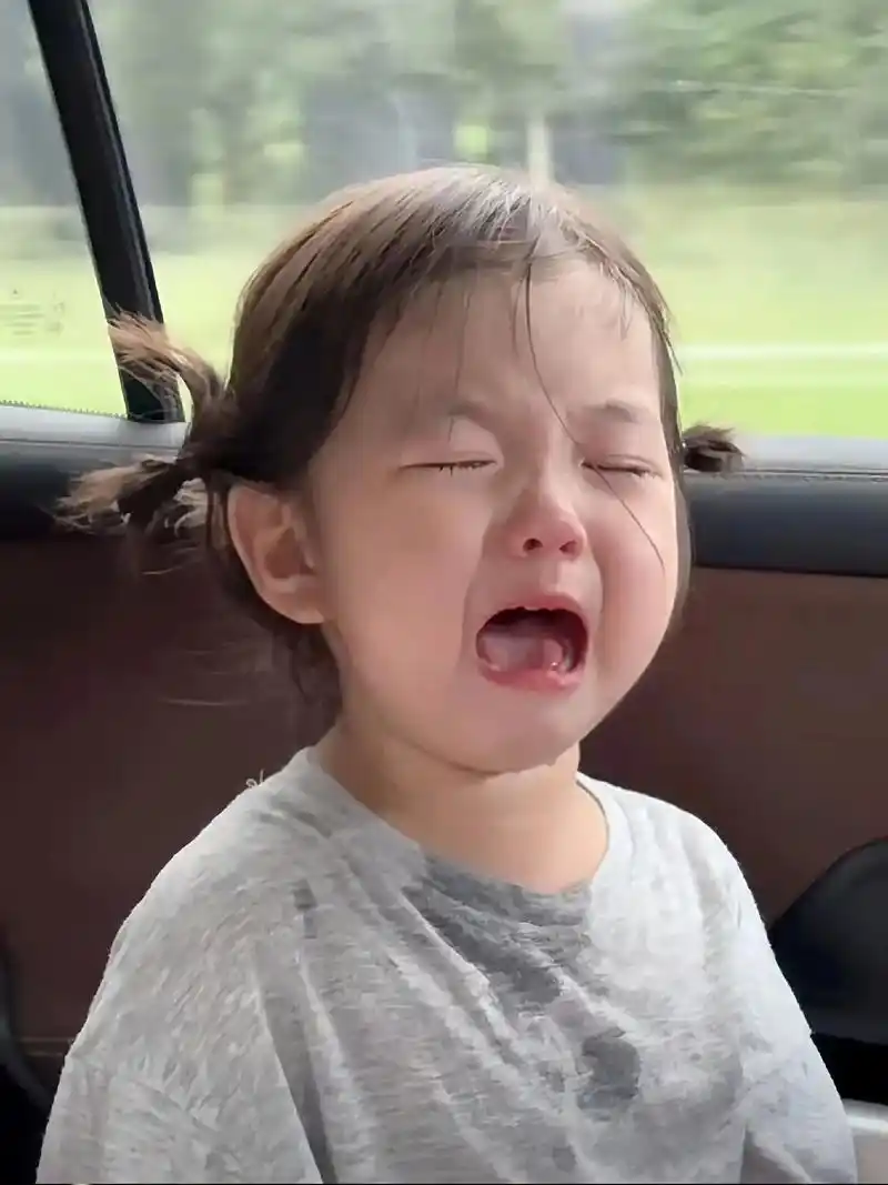 有没有被她哭泣的表情萌到的98受委屈了,把这表情艾特给让你委 - 抖