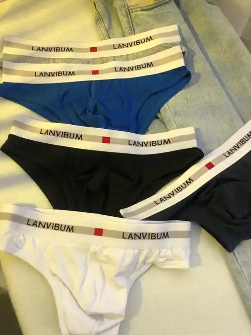 好看的男生内裤那肯定是男生三角裤,好看很多了虽然很多一部分人是穿