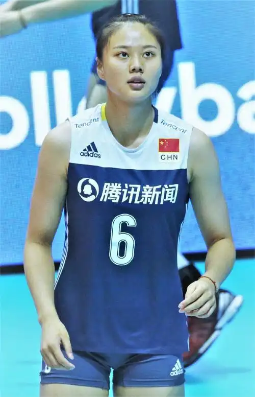 中国女排训练新增一秘密武器 曾春蕾没有走 郎平还让她在主攻组练