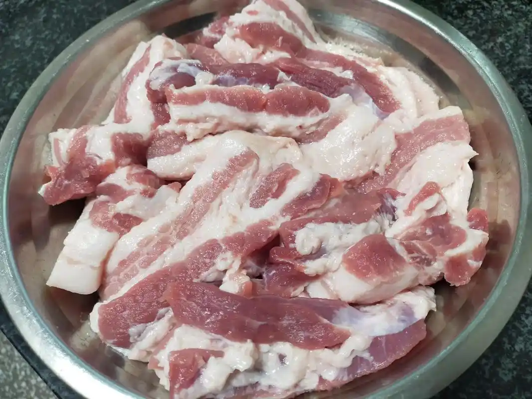 现在猪肉便宜了,今天买了六斤多五花肉,用来煎叉烧,谁想吃把地 - 抖音