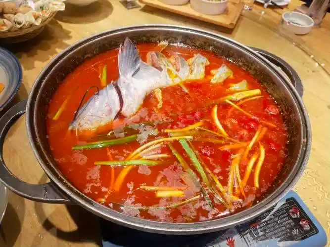写美篇  酸汤鱼是贵州菜(黔菜系)中非常著名的火锅菜品