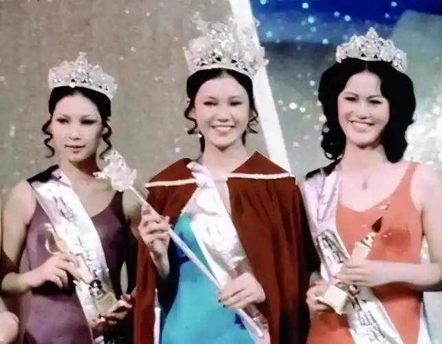 官方给出的理由是:"赵雅芝在泳装比赛时表现过于保守,没有充分展示