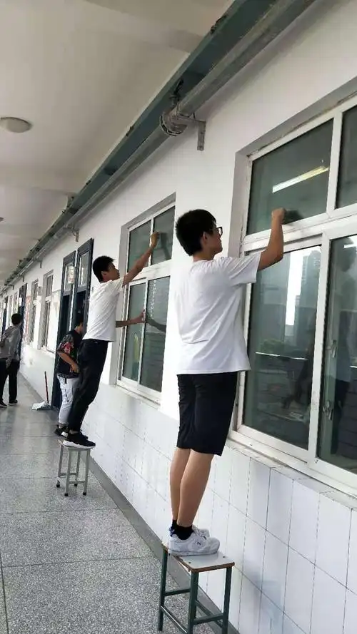 热火朝天清洁忙,美化校园我在行——漯河高中高一年级校园清洁活动