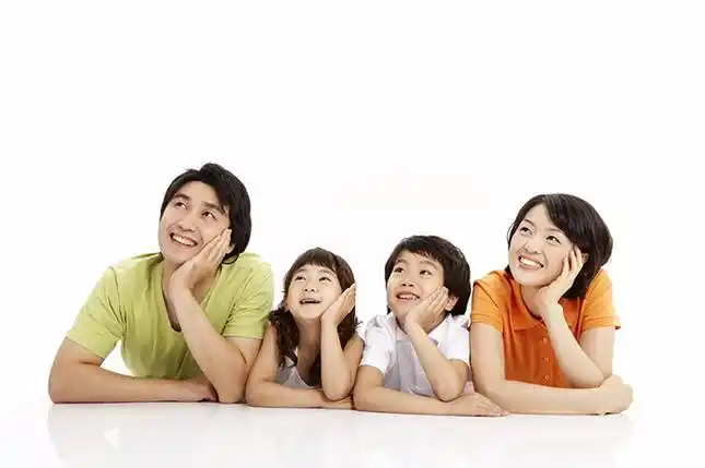 女孩家庭成员趴着仰望天真亲情爱情亲密微笑开心恩爱幸福美满和睦家庭