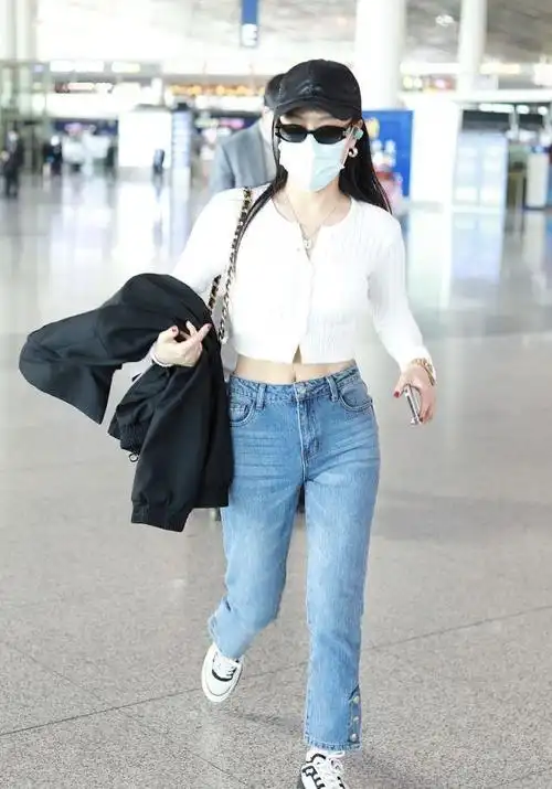 袁娅维穿白色短毛衣搭蓝色牛仔裤秀细腰,清新时尚,活力满满