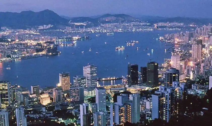 依托于天然的优良港口,香港自上世纪80年代就开始了它的国际化进程