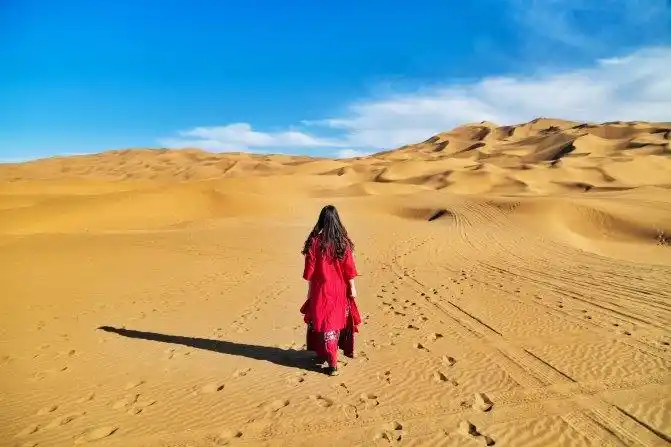 出了火车站就有很多拼车的可以去老城,20块钱一个人.