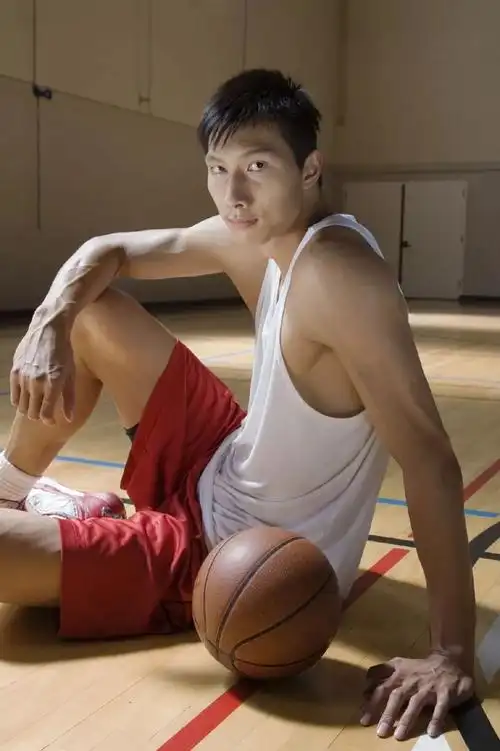 老照片 | 易建联在2007年拍摄的一组照片!_新浪新闻