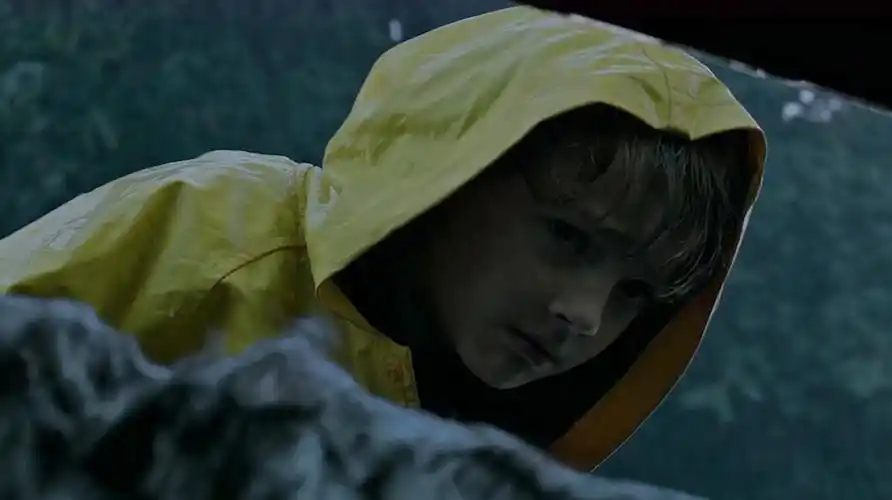 男孩在下水道看到小丑,之后就再也没回来,恐怖电影《小丑回魂》